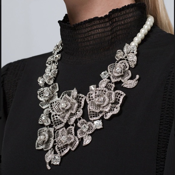 White House Black Market Jewelry - WHBM FAUX PEARL ROSE STATEMENT NECKLACE